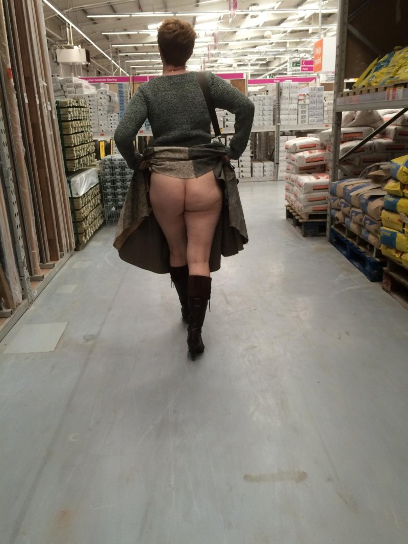 Naked ass under a skirt