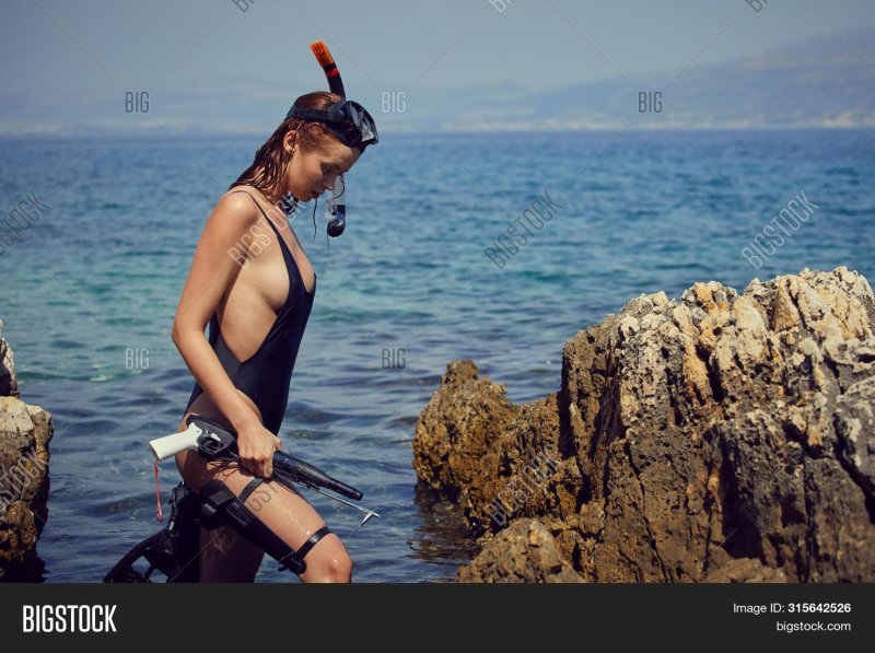 Girls underwater hunters