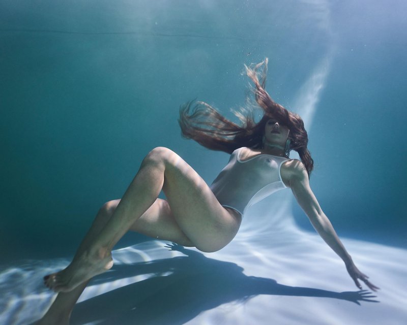 Underwater shooting nude