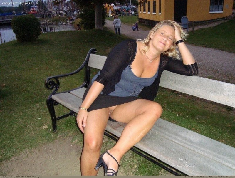 Milf Frenchwoman UPSKIRT