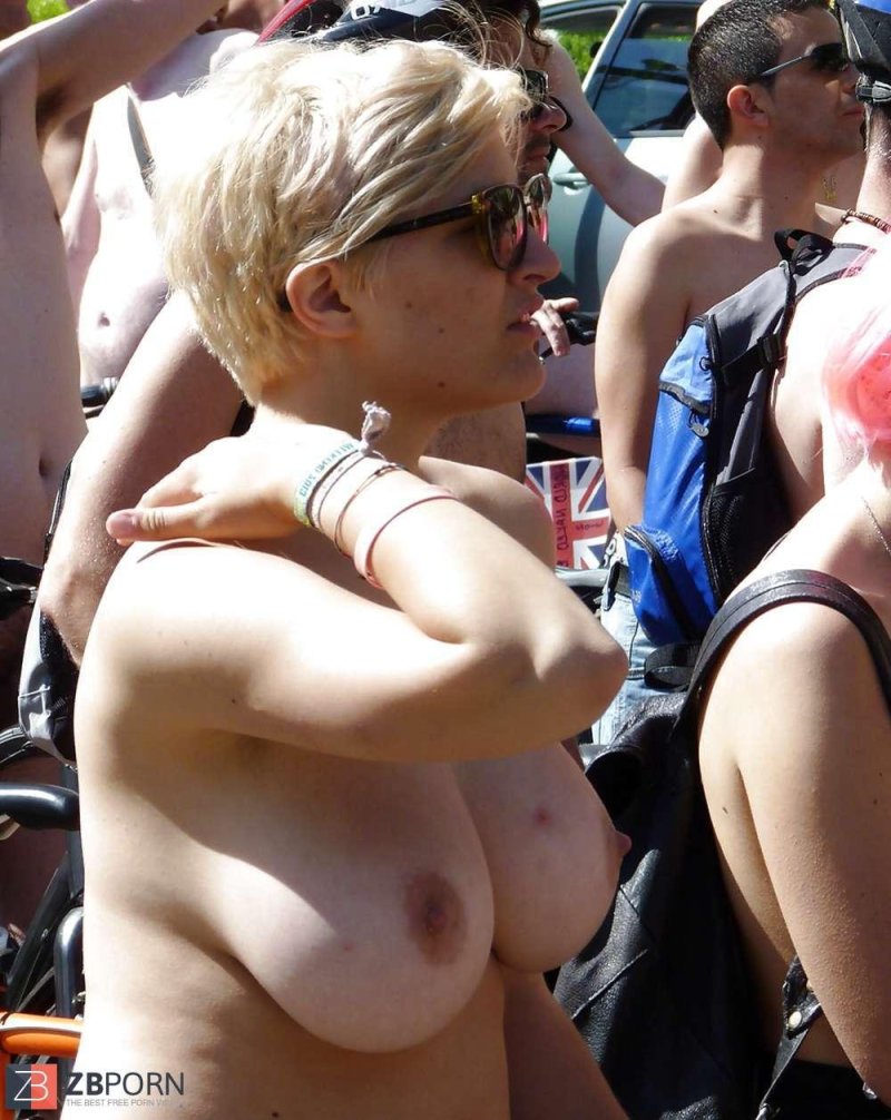 The girl accidentally showed her breasts