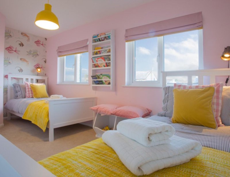 Room for girls in yellow tones