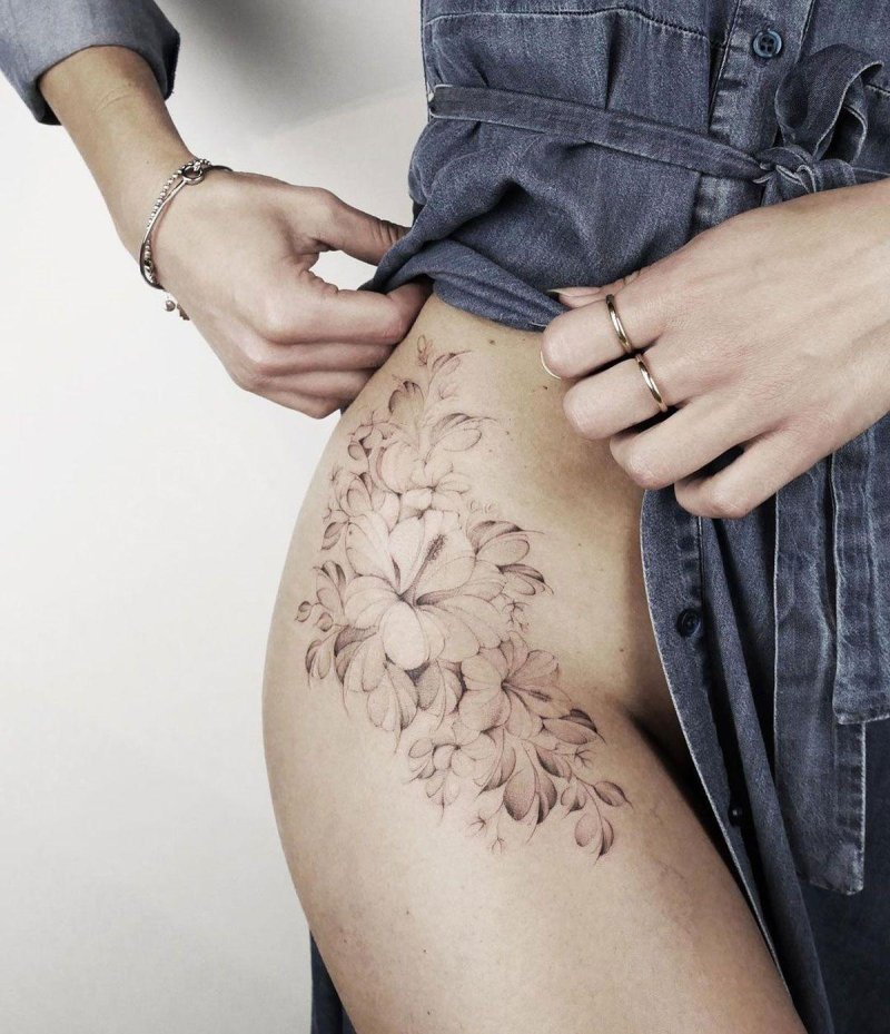 Tattoo on the hips for girls