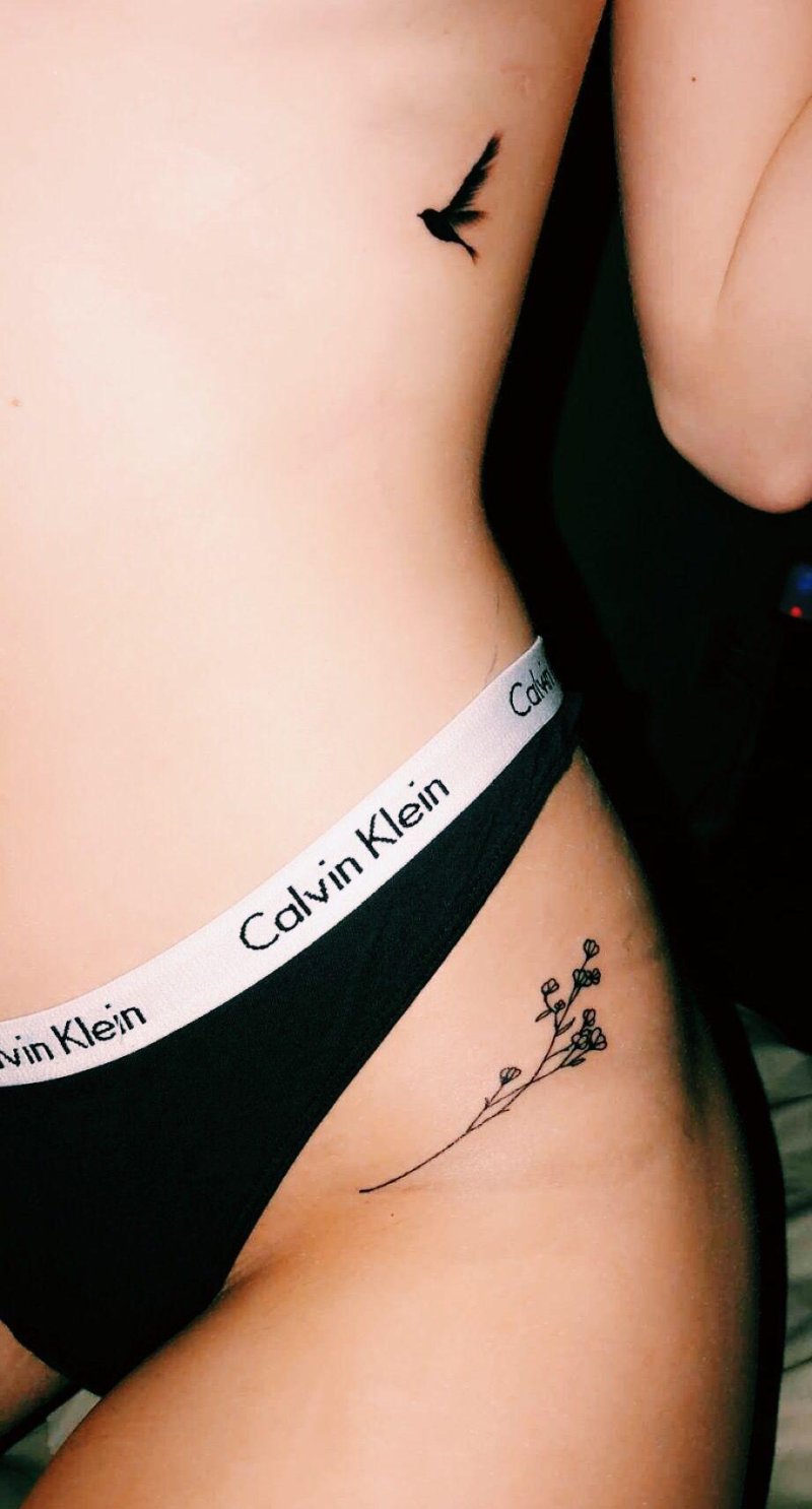 Tattoo in the lower abdomen for girls