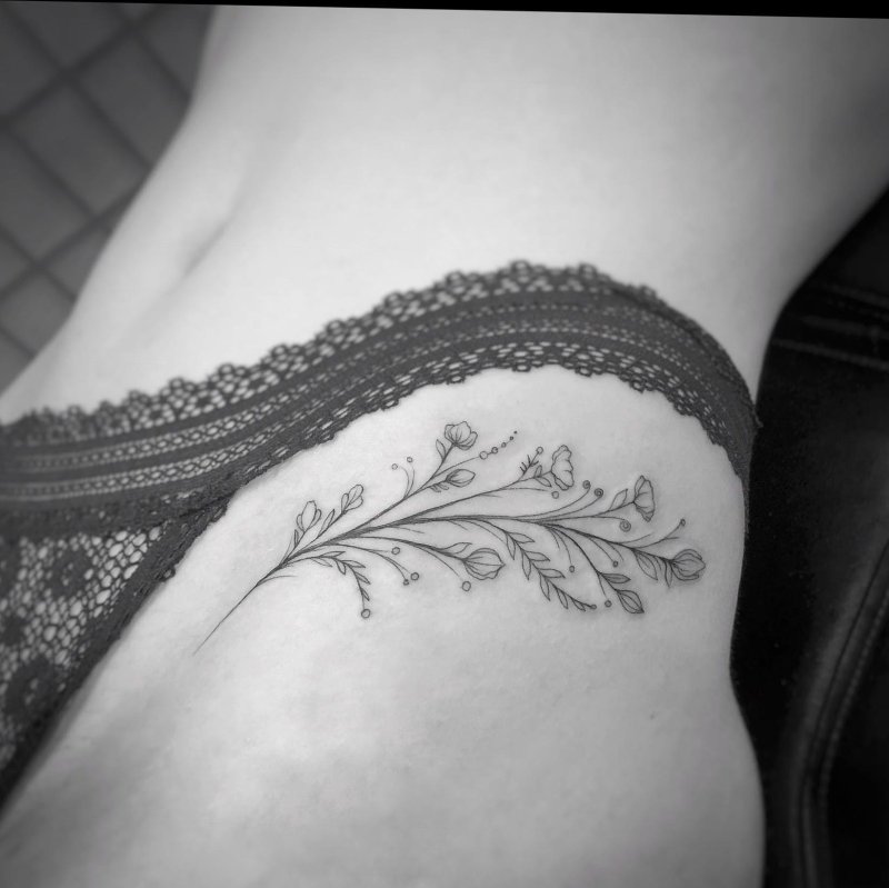 Female tattoo on the thigh