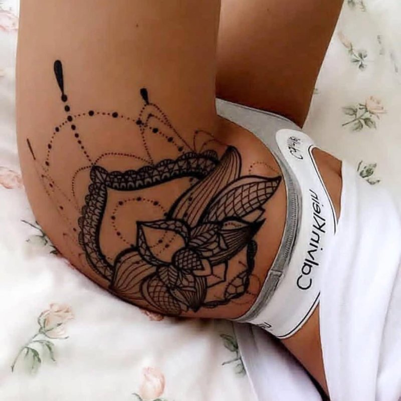 Female tattoo on the thigh