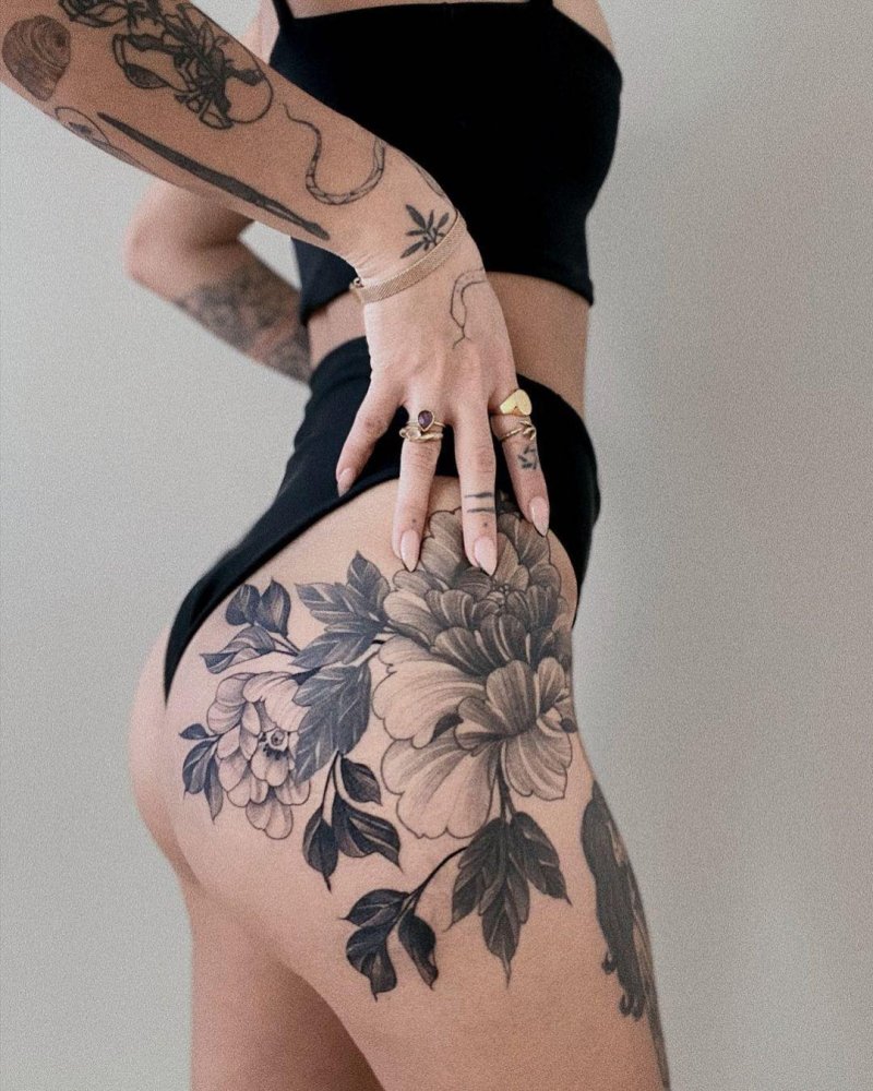 Beautiful tattoo on the hip for girls