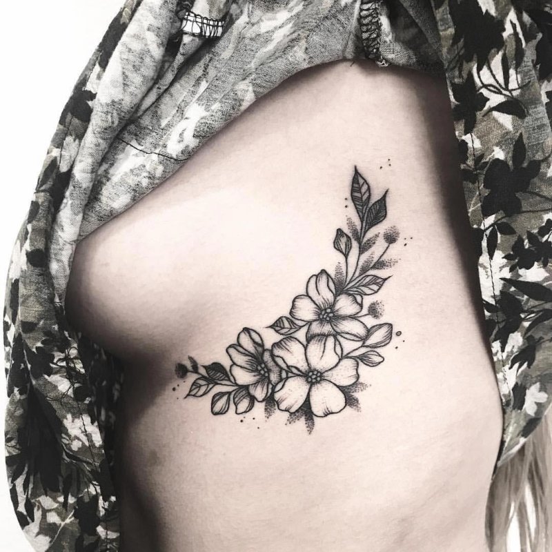 Tattoo on the collarbone for girls