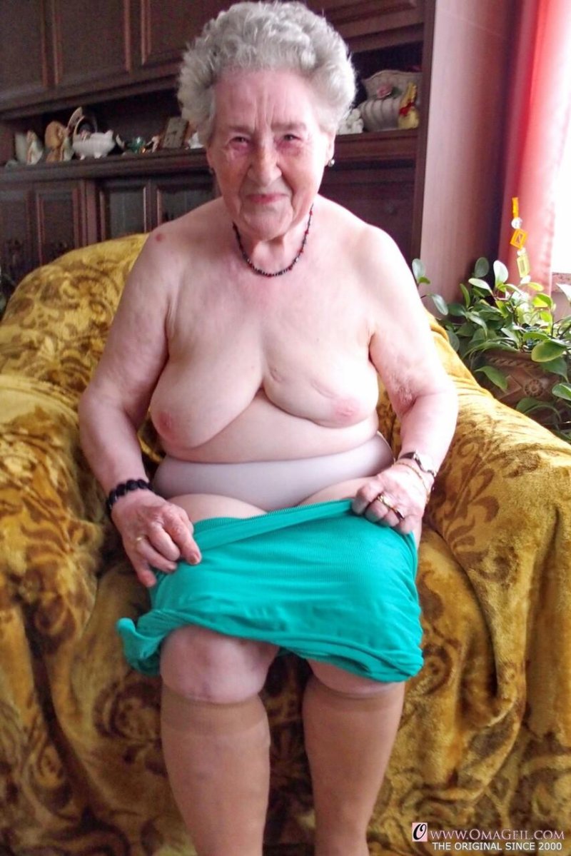 Omageil naked in full height