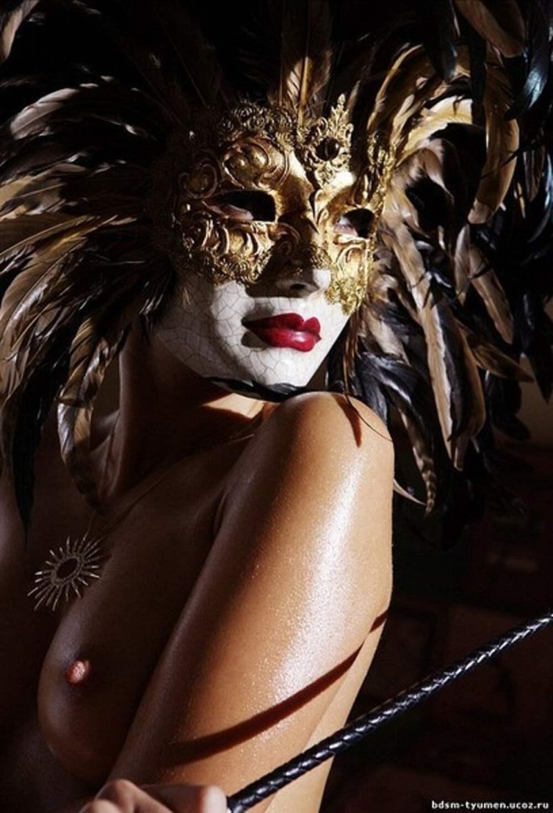 Girl in the carnival mask nude