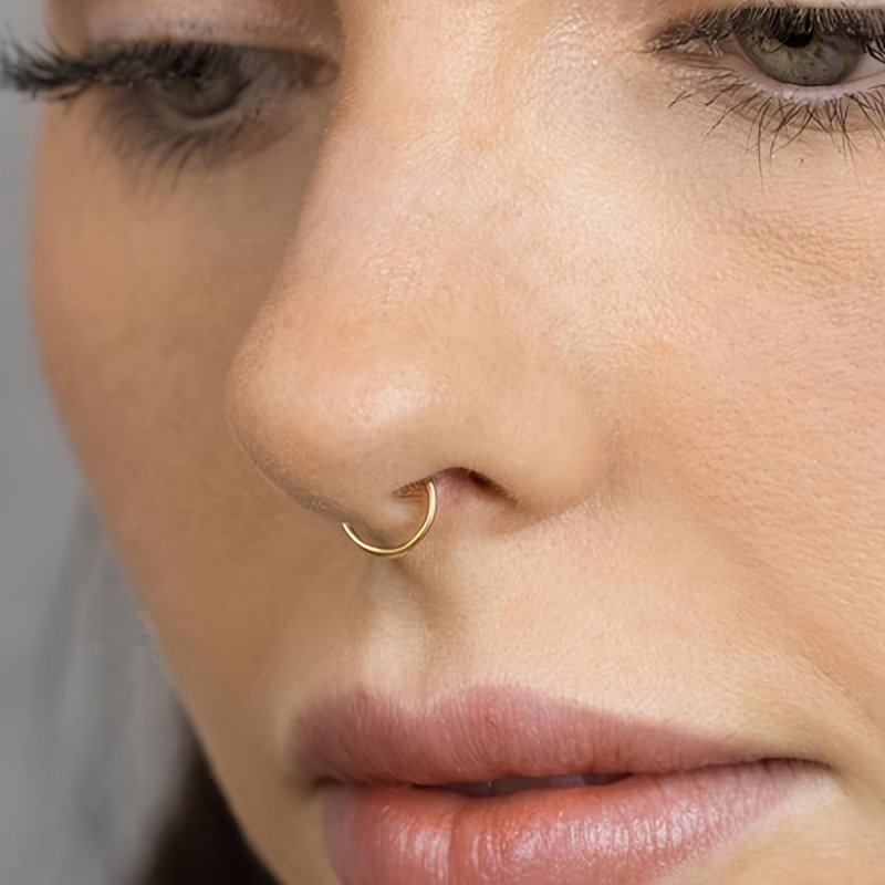 Ring in the nose gold