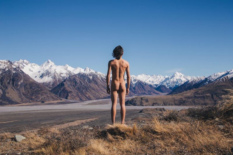 See the mountains of a naked man