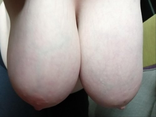 Hangs tits
