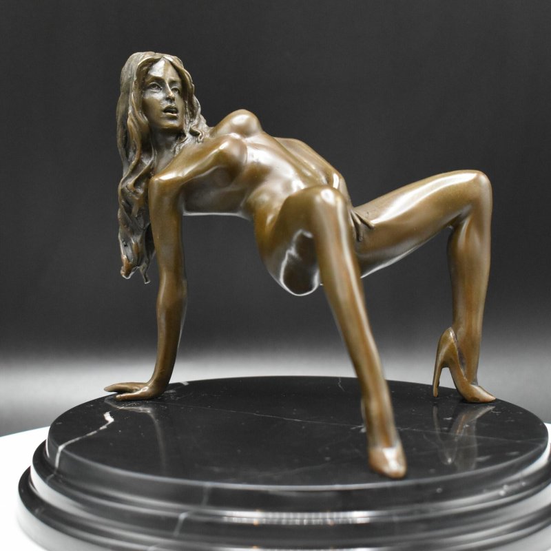 Figuretics of naked women