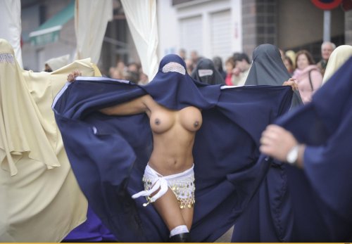 Naked Muslims in Paraja