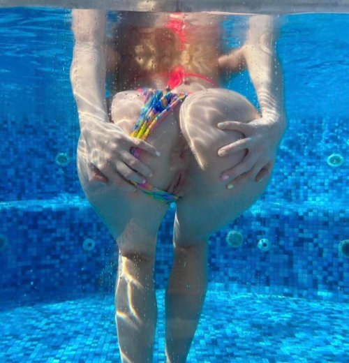 Girl in the pool underwater