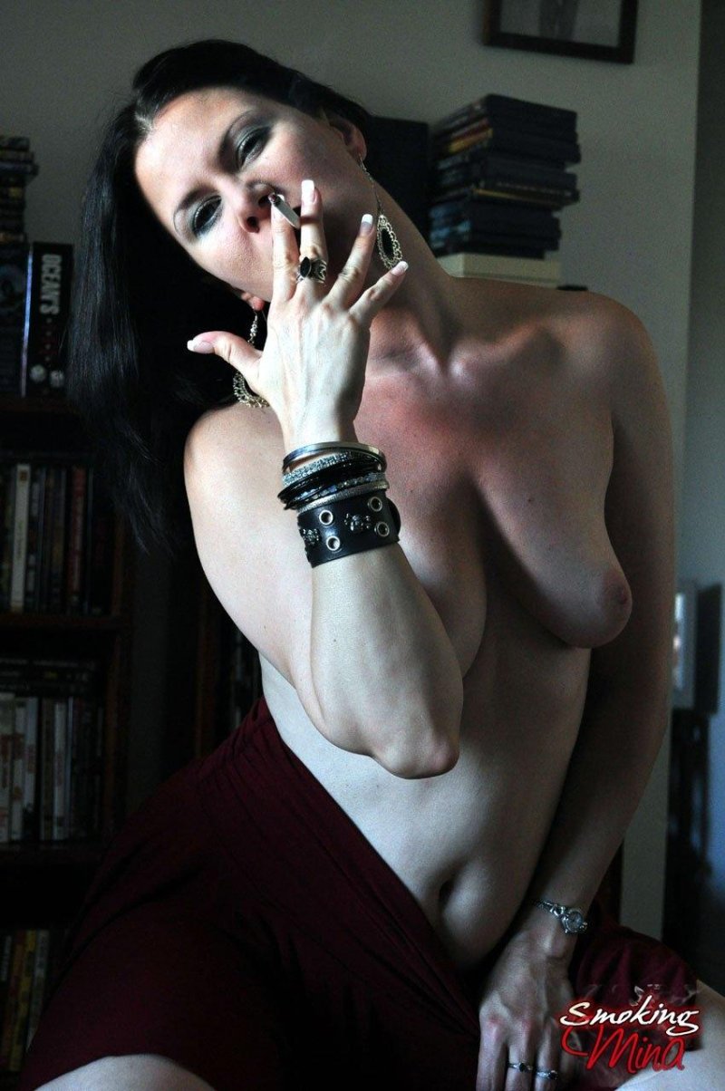 Smoking mina actress