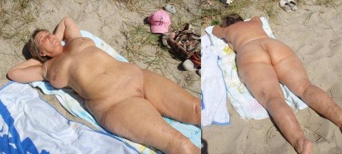 Burnts naked old women on the beach