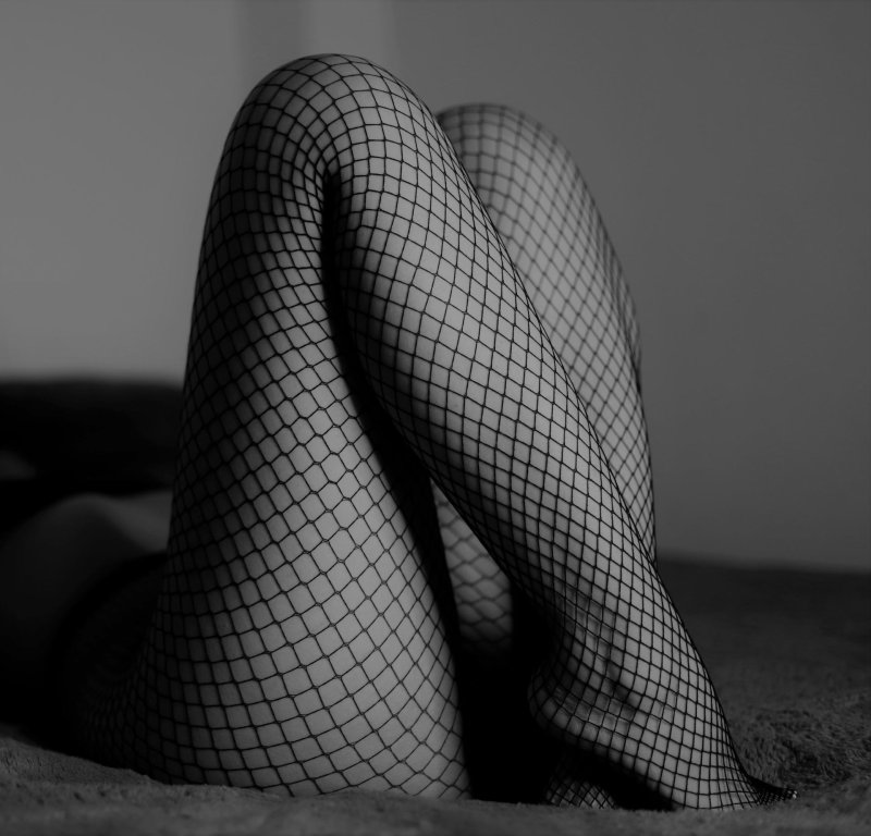 In mesh tights