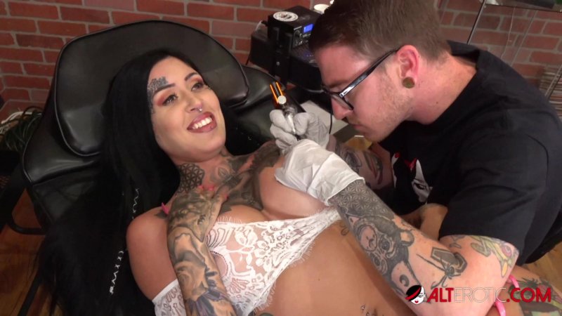 Tattooed Janey Doe Masturbation