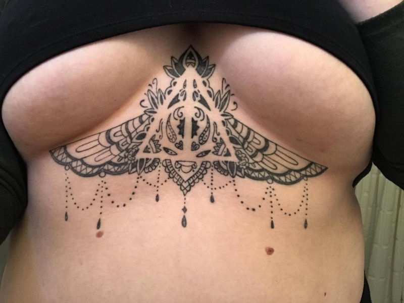 Tattoo on the sternum of women